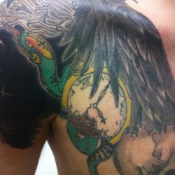 Tatuaje en el pecho y brazo